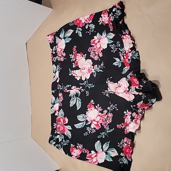 Torrid, Size 2 (2X, 18-20) 5 Inch Gauze High-Rise Short, Black with Pink Floral - Picture 9 of 13